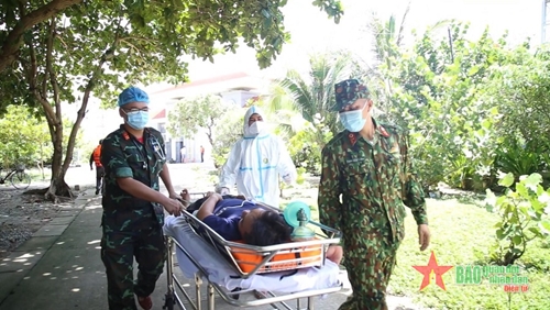 Trung tâm y tế thị trấn Trường Sa cấp cứu ngư dân bị giảm áp